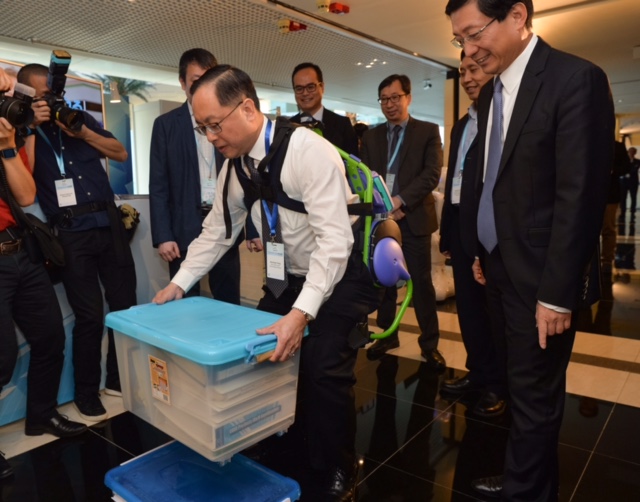 穿上「機械衣」輕舉二十公斤物件