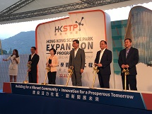 出席在科學園舉行的擴建工程動土儀式