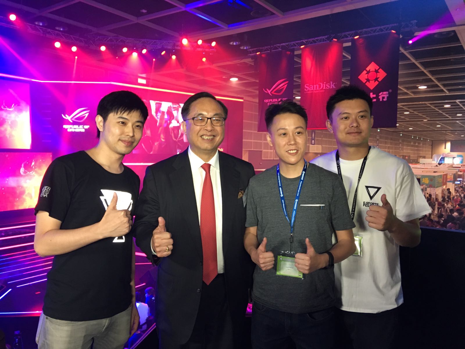 2016年 E-Sports Festival, Ryan (左一)與拍擋 Kurt (右二)和 Sam (右一)
