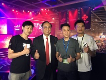 2016年 E-Sports Festival, Ryan (左一)與拍擋 Kurt (右二)和 Sam (右一)