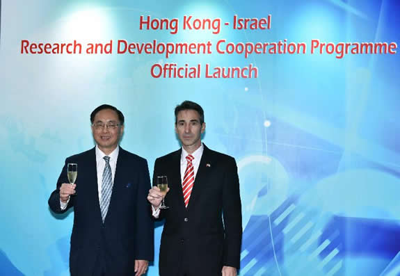 楊偉雄（左）與以色列駐香港及澳門特別行政區總領事高史歌（右）在酒會上祝酒。