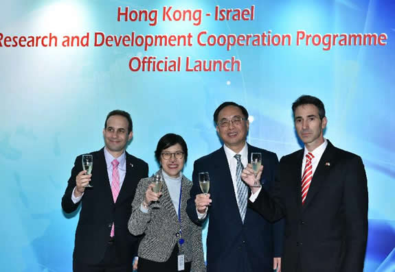 楊偉雄（右二）、高史歌（右一）、創新科技署署長蔡淑嫻（左二）和以色列駐香港及澳門特別行政區領事、經濟及貿易處主管Elad Goz（左一）合照。