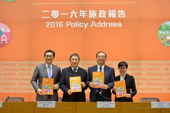 创新及科技局局长杨伟雄（右二）、创新及科技局常任秘书长卓永兴（左二）、创新科技署署长蔡淑娴（右一）和政府资讯科技总监杨德斌（左一）今日（一月十五日）举行记者会，阐述二零一六年《施政报告》中有关创新及科技的措施。