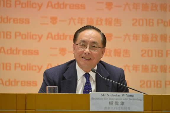 杨伟雄回应记者提问。