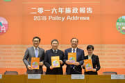 创新及科技局局长杨伟雄（右二）、创新及科技局常任秘书长卓永兴（左二）、创新科技署署长蔡淑娴（右一）和政府资讯科技总监杨德斌（左一）今日（一月十五日）举行记者会，阐述二零一六年《施政报告》中有关创新及科技的措施。