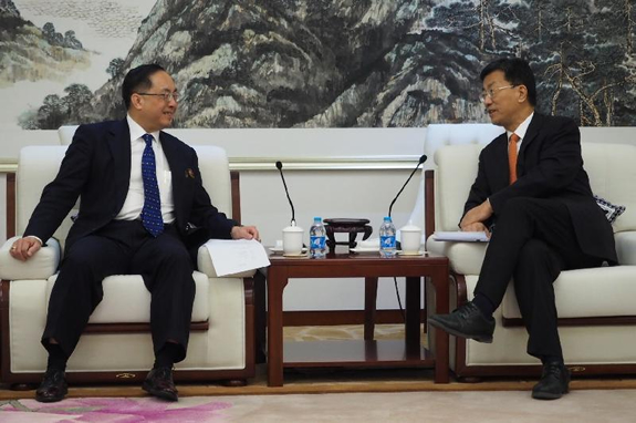 创新及科技局局长杨伟雄（左）今日（一月二十二日）拜访工业和信息化部，与副部长怀进鹏会面。