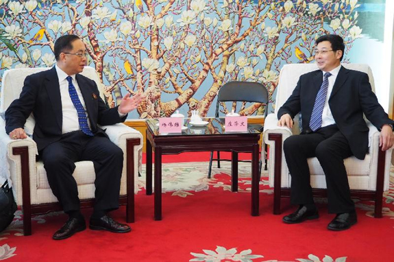 杨伟雄（左）拜会国家互联网信息办公室副主任庄荣文。双方同意加强在网络安全和推动创新创业的合作。