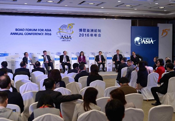创新及科技局局长杨伟雄（左三）今日（三月二十四日）在海南出席博鳌亚洲论坛2016年年会的分论坛。该分论坛由创新及科技局协办，题为「发展创科与香港的新经济」，就香港如何通过发展创科，创出新经济作深入讨论。分论坛主持人为港科院创院院长徐立之教授（左一），讨论嘉宾包括哈佛商学院教授Clayton Christensen（左二）、冯氏集团主席冯国经（右一）、启明创投主管合伙人梁颖宇（右四）、WeLab创办人及行政总裁龙沛智（右三）和Nest Investments创始人兼首席执行官Simon Squibb（右二）。