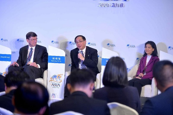 杨伟雄（中）认为香港在社会、经济及人才各方面都具备发展创新科技产业的优势，有能力把握「再工业化」及「互联网+」的发展机会。