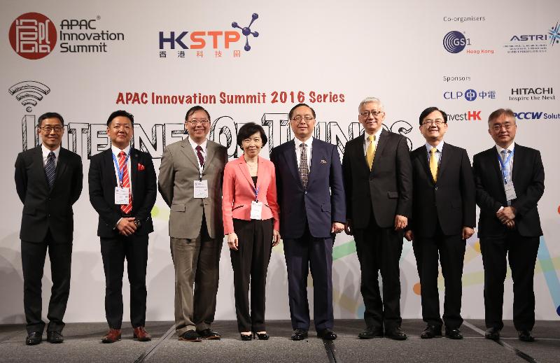Mr Yang (fourth right) joins a group photo with the Chairperson of the Hong Kong Science and Technology Parks Corporation (HKSTP), Mrs Fanny Law, (fourth left); the Chief Executive Officer of the Hong Kong Applied Science and Technology Research Institute, Dr Frank Tong (third right); the Chief Executive Officer of the Hong Kong R&D Centre for Logistics and Supply Chain Management Enabling Technologies, Mr Simon Wong (third left); the Chief Executive Officer of the HKSTP, Mr Allen Ma (second right); the Head of Marketing and Industry Engagement of GS1 Hong Kong, Mr Ken Lam (second left); the Chief Commercial Officer of the HKSTP, Mr Andrew Young (first right); and the Chief Corporate Development Officer of the HKSTP, Mr Albert Wong (first left), at the Internet of Things Conference of the APAC Innovation Summit 2016 Series.
