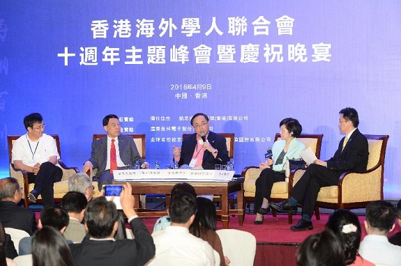 杨伟雄（中）与香港科技园公司董事会主席罗范椒芬（右二）、港科院院士陈新滋教授（左二）、香港科技大学自动化技术中心主任李泽湘教授（左一）在论坛上讨论香港发展创科的前景。