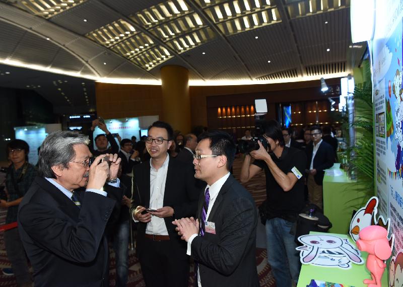 曾俊华（左一）在典礼前参观八项类别大奖的介绍展览。
