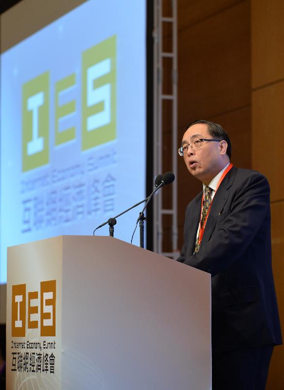 创新及科技局局长杨伟雄今日（四月十三日）在互联网经济峰会上致欢迎辞。