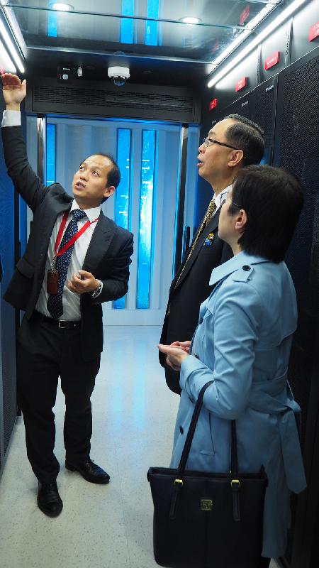 Mr Yang (centre) visits the Huawei ICT Technology Innovation Center.