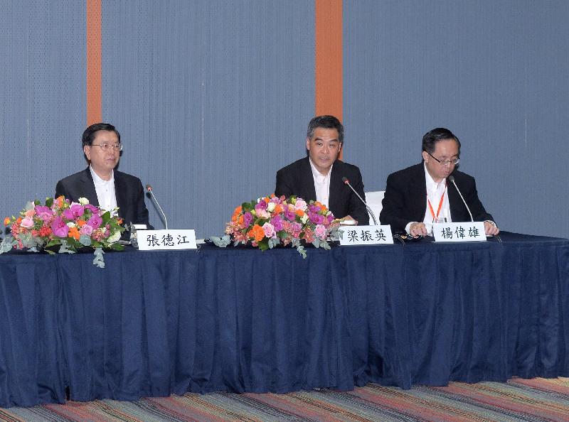 全国人大常委会委员长张德江（左）今日（五月十八日）在香港科学园听取创科工作介绍。图示行政长官梁振英（中）致欢迎辞，旁为创新及科技局局长杨伟雄（右）。