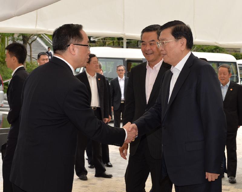 全国人大常委会委员长张德江（右一）今日（五月十八日）由行政长官梁振英（右二）陪同，前往香港科学园了解香港创新及科技的工作。图示创新及科技局局长杨伟雄（左）迎接张德江。