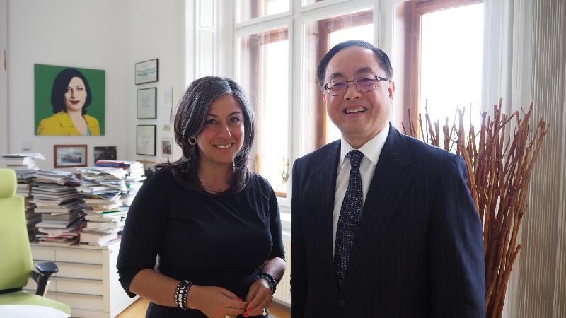 创新及科技局局长杨伟雄（右）今日上午（维也纳时间五月二十三日）在奥地利维也纳与维也纳副巿长兼城巿规划、交通运输、气候保护、能源及公众参与巿议员Maria Vassilakou（左）会面，加深了解「智慧城巿维也纳」发展策略。