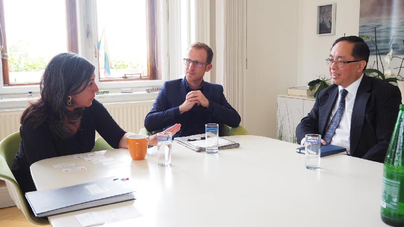 创新及科技局局长杨伟雄（右）今日上午（维也纳时间五月二十三日）与维也纳副市长兼城市规划、交通运输、气候保护、能源及公众参与巿议员Maria Vassilakou（左）就智慧城市发展策略深入交流。