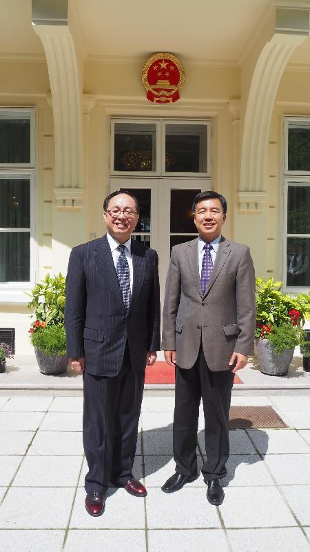 创新及科技局局长杨伟雄（左）今日（维也纳时间五月二十三日）在维也纳拜会中国驻奥地利大使赵彬（右）。