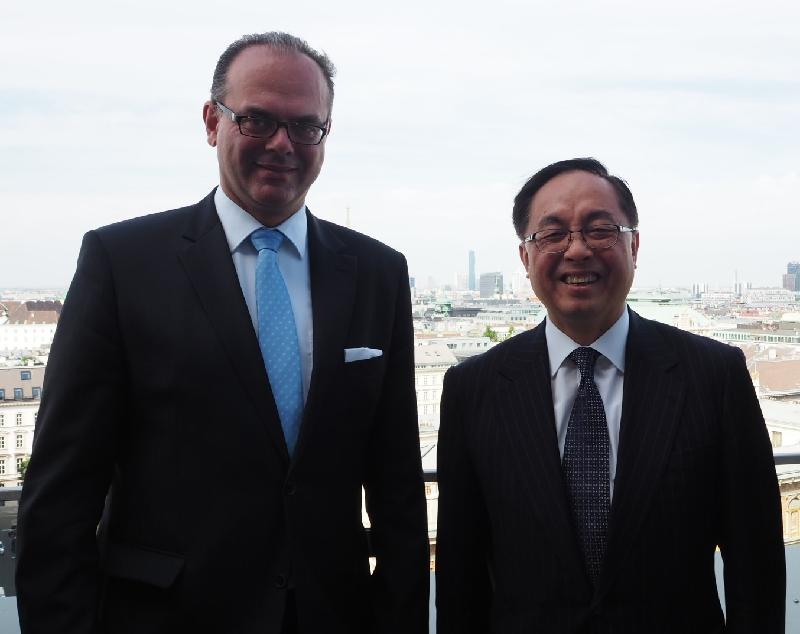 创新及科技局局长杨伟雄（右）今日（维也纳时间五月二十三日）与奥地利联邦交通及创新技术部副部长Andreas Reichhardt（左）会面，了解奥地利在支持及应用创新科技于不同产业的经验。