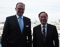 创新及科技局局长杨伟雄（右）今日（维也纳时间五月二十三日）与奥地利联邦交通及创新技术部副部长Andreas Reichhardt（左）会面，了解奥地利在支持及应用创新科技于不同产业的经验。