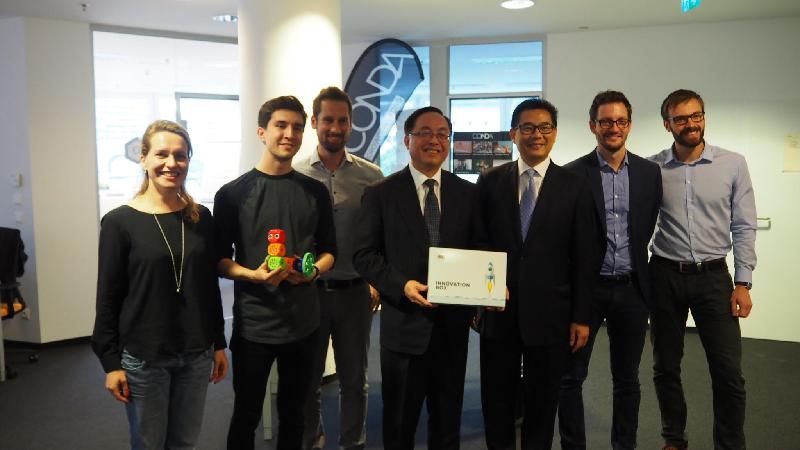 创新及科技局局长杨伟雄（中）和政府资讯科技总监杨德斌（右三）今日下午（维也纳时间五月二十三日）在维也纳参观培育中心WhatAVenture，与初创企业创办人合照。