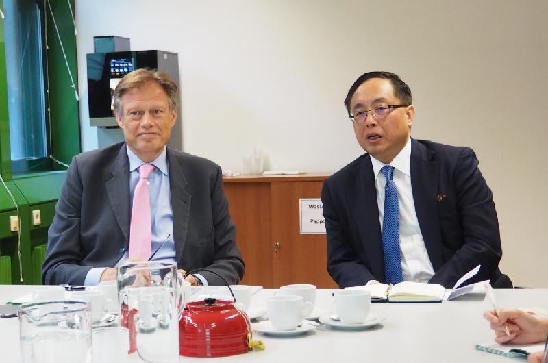 The Secretary for Innovation and Technology, Mr Nicholas W Yang (right), meets with the Head of Staff Group for Technology Transfer and Security Research of the Federal Ministry for Transport, Innovation and Technology, Dr Gernot Grimm (left), in Vienna, Austria, this morning (May 24, Vienna time) to exchange views on e-government and strategies in information and communications technology.