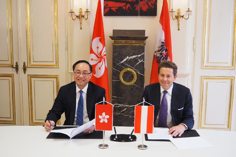 On behalf of the Hong Kong Special Administrative Region Government, the Secretary for Innovation and Technology, Mr Nicholas W Yang (left), signs a Memorandum of Understanding (MoU) with the State Secretary of the Federal Ministry of Science, Research and Economy of Austria, Dr Harald Mahrer (right), in Vienna today (May 24, Vienna time). The MoU aims to strengthen bilateral co-operation between the two places in technology start-up ecosystems.