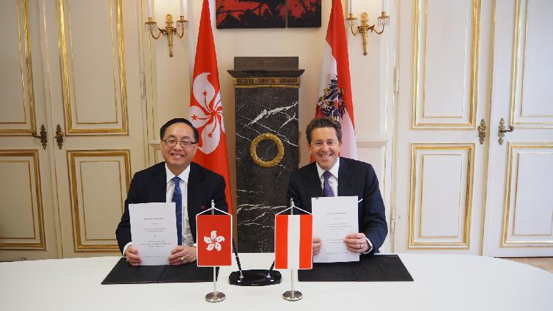 The Secretary for Innovation and Technology, Mr Nicholas W Yang (left), takes a photo with the State Secretary of the Federal Ministry of Science, Research and Economy of Austria, Dr Harald Mahrer (right), in Vienna today (May 24, Vienna time) after signing of the Memorandum of Understanding.