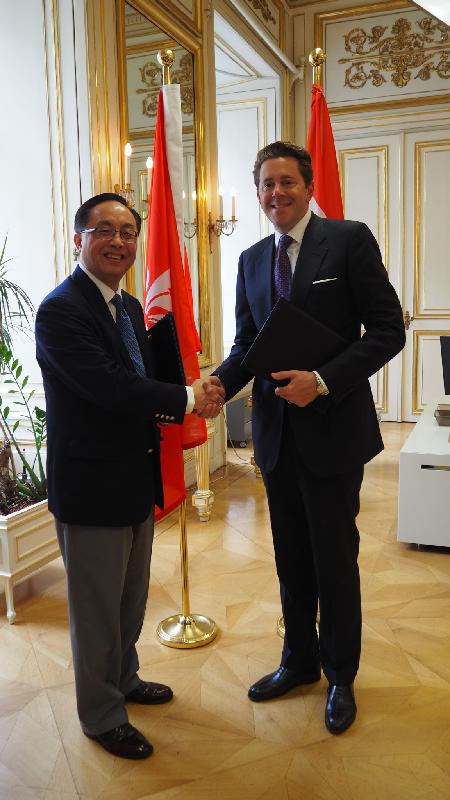 The Secretary for Innovation and Technology, Mr Nicholas W Yang (left), shakes hand with the State Secretary of the Federal Ministry of Science, Research and Economy of Austria, Dr Harald Mahrer (right), in Vienna today (May 24, Vienna time) after signing of the Memorandum of Understanding.