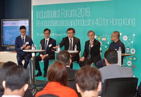 创新及科技局副局长钟伟强博士（右二）今日（六月十六日）在「工业家论坛2016－－香港再工业化和工业4.0」参与小组讨论，与其他嘉宾一起探讨香港「再工业化」的路向。