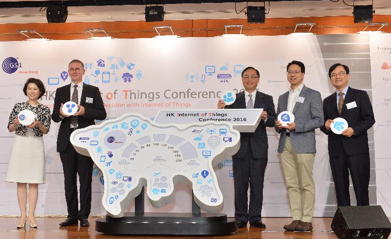 创新及科技局局长杨伟雄（中）今日（六月二十一日）与香港物联网产业谘询委员会主席Robert Burton（左二）、立法会议员莫乃光（右二）、香港货品编码协会总裁林洁贻（左一）和香港科技园公司行政总裁马锦星（右一）主持香港物联网会议2016开幕礼。