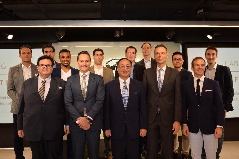 创新及科技局局长杨伟雄（前排中）今日（七月四日）在英菲尼迪创业加速项目2.0启动礼上与英菲尼迪汽车全球总裁罗兰．克鲁格（前排右二）、英菲尼迪汽车亚洲及大洋洲区常务总监Dane Fisher（前排左二）、Nest首席执行官Lawrence Morgan（前排右一）、Nest创新总监Will Ross（前排左一）和一众脱颖而出的英菲尼迪创业加速项目2.0参加者合照。