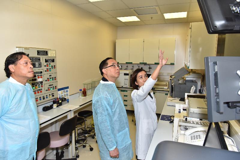 The Secretary for Innovation and Technology, Mr Nicholas W Yang (centre), today (August 10) tours Hong Kong Cyclotron Laboratories Limited at the Hong Kong Science Park and is briefed on the production process of positron emission tomography (PET) drugs.