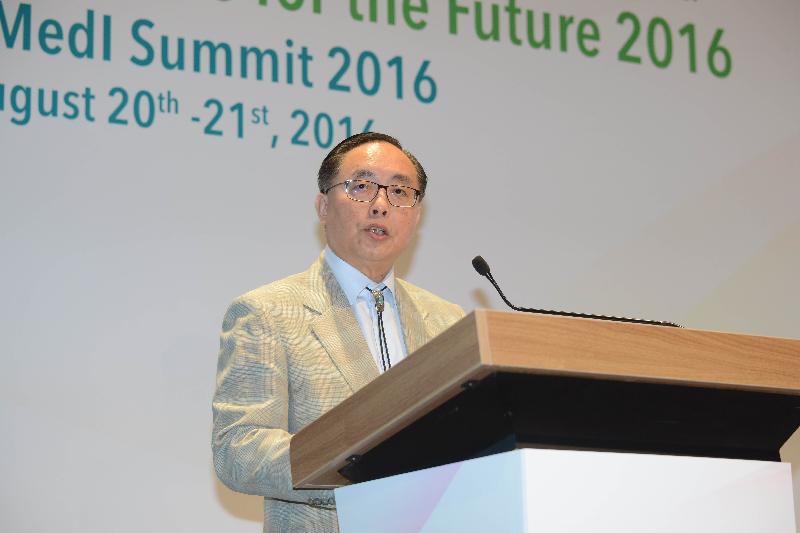 创新及科技局局长杨伟雄今日（八月二十日）在一个有关创新医学的峰会开幕典礼上致辞时示，政府其中一项工作重点是壮大本港的创科人才库，吸引青年人投身创科行列，从而增强香港的竞争力。