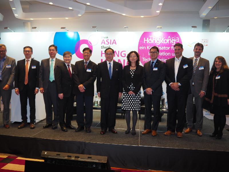 创新及科技局局长杨伟雄（中）今日（慕尼黑时间九月二十九日）在德国慕尼黑举行的「迈向亚洲　首选香港」科技研讨会上与嘉宾留影，当中包括中华人民共和国驻慕尼黑总领事毛静秋（右五）、香港贸易发展局（贸发局）副总裁叶泽恩（左五）、香港大学工程学院院长田之楠教授（左四）和贸发局创新技术谘询委员会主席唐庆年（左三）。