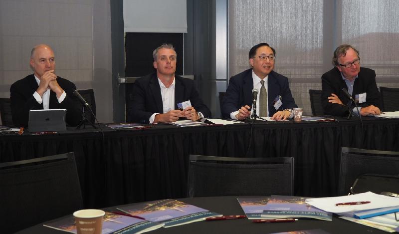 创新及科技局局长杨伟雄（右二）今日（三藩巿时间十月三日）在史丹福大学参与由史丹福大学及PARC研究中心举办的数码城巿高峰会，与大伦敦政府副总监Andrew Collinge（左二）及全球GSM协会前会长Mike Short博士（右一）就城市化及数码科技兴起作专题讨论。旁为讨论环节主持人智慧伦敦委员会主席David Gann教授（左一）。
