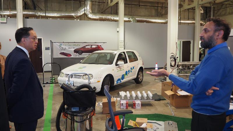 创新及科技局局长杨伟雄（左）今日（圣荷西时间十月三日）参观圣荷西巿Prospect Silicon Valley 技术示范中心时，与正进行产品原型开发的初创企业代表交谈。