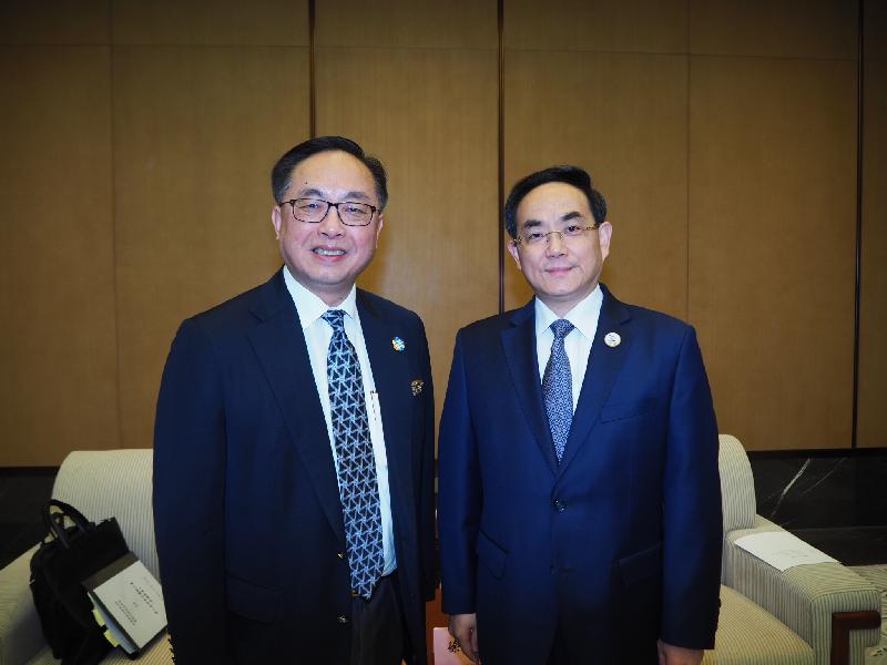 创新及科技局局长杨伟雄（左）今日（十一月十七日）在浙江乌镇出席第三届世界互联网大会期间，与国家互联网信息办公室主任徐麟（右）会面。