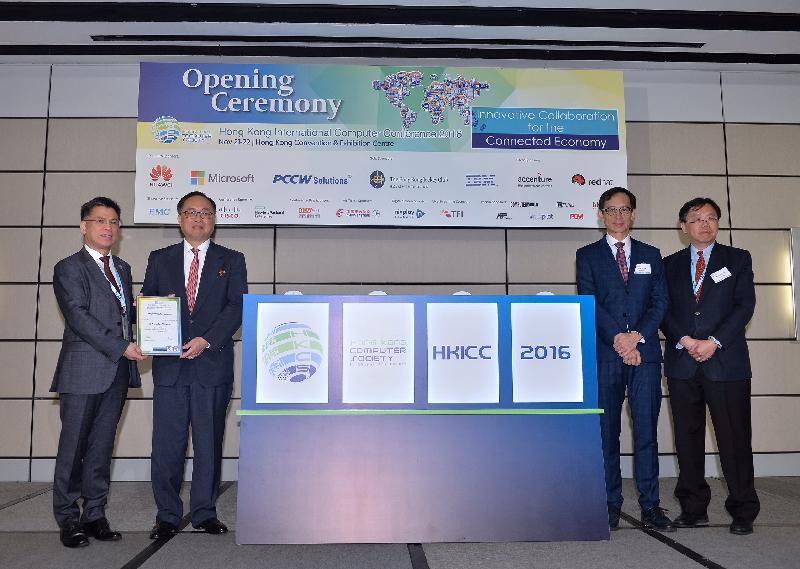 The Secretary for Innovation and Technology, Mr Nicholas W Yang (second left), officiates at the Opening Ceremony of Hong Kong International Computer Conference 2016 (HKICC 2016) today (November 21) with the President of the Hong Kong Computer Society, Mr Michael Leung (first left); the Chairperson of the Organising Committee of HKICC 2016, Dr Cheung Ngai-tseung (second right); and the Chairperson of the Programme Committee of HKICC 2016, Professor Patrick Chau (first right). 