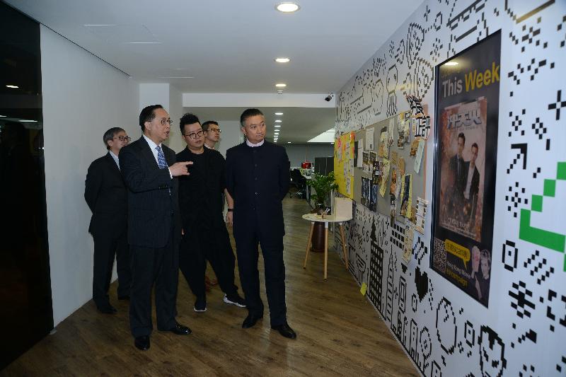 创新及科技局局长杨伟雄（右三）今日（十一月二十五日）参观企业流动方案公司Green Tomato，听取该公司行政总裁郭秉鑫（右二）简介营运模式。旁为观塘区议会主席陈振彬博士（右一）。