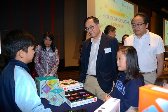创新及科技局局长杨伟雄（中）今日（十二月四日）出席香港城市大学应用程式实验室举办的「编程一小时」香港区两周年典礼，参观香港浸会大学附属学校王锦辉中小学（小学部）的摊位。旁为港科院创院院长徐立之教授（右）。