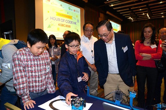 创新及科技局局长杨伟雄（前排左三）今日（十二月四日）出席香港城市大学应用程式实验室举办的「编程一小时」香港区两周年典礼，听取凤溪廖润琛纪念学校的同学介绍作品。 
