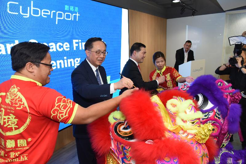 创新及科技局局长杨伟雄（左二）今日（十二月六日）在数码港Smart-Space FinTech开幕礼上，与香港数码港管理有限公司董事局主席林家礼博士（左三）为醒狮点睛。