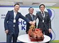 创新及科技局局长杨伟雄（中）今日（十二月十五日）在香港X科技创业平台共创空间X-LAB暨香港X办公总部开幕仪式上，与香港X科技创业平台主席沈南鹏（左）及新鸿基地产执行董事郭基泓（右）主持切烧猪仪式。