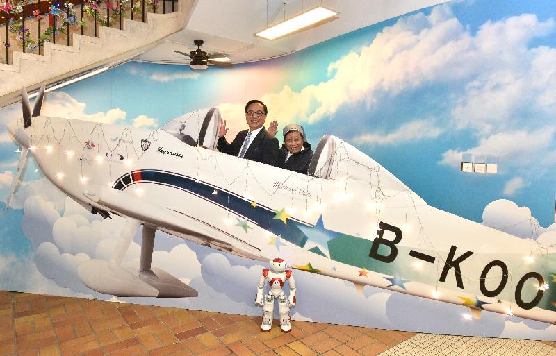 创新及科技局局长杨伟雄（左）今日（一月十三日）下午参观圣保禄学校，并与校长黄金莲修女（右）在首架本地装嵌飞机「香港起飞」的布景合照。该校早前曾参与建造该飞机的尾翼、机翼和机身。