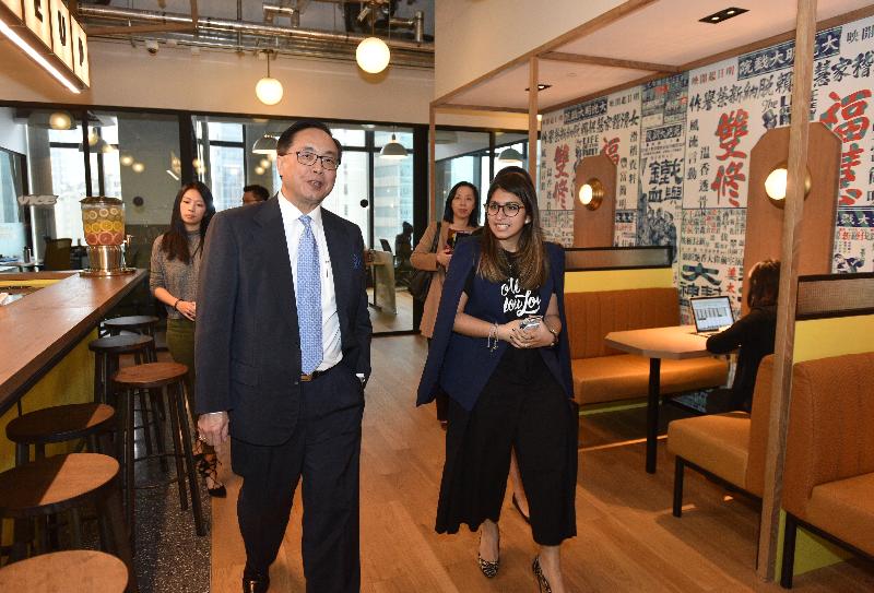 创新及科技局局长杨伟雄（前排左）今日（一月十三日）下午参观WeWork Tower 535，了解WeWork在港的营运模式。