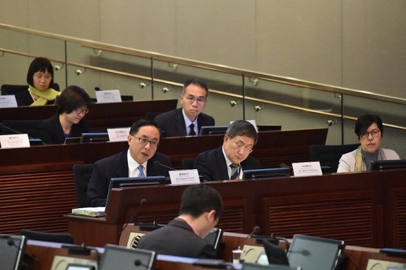 創新及科技局局長楊偉雄（前排左一）今日（三月六日）出席立法會工商事務委員會、發展事務委員會和資訊科技及廣播事務委員會聯席會議，介紹落馬洲河套地區港深創新及科技園的發展進度。          
