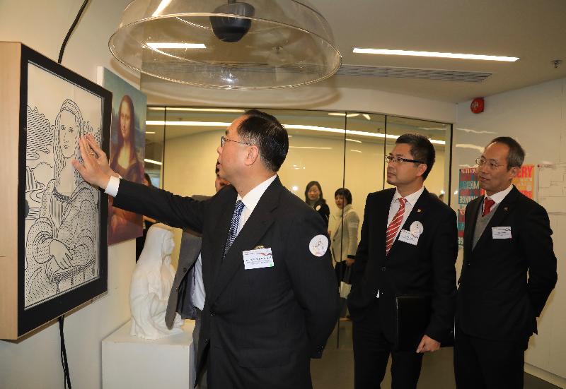 Accompanied by the Director of the Institute for Entrepreneurship of the Hong Kong Polytechnic University (PolyU), Dr Alwin Wong (centre), the Secretary for Innovation and Technology, Mr Nicholas W Yang (left), today (March 15) toured start-ups at the PolyU InnoHub and learned about a touch and audio system designed for the visually impaired and persons with low vision.