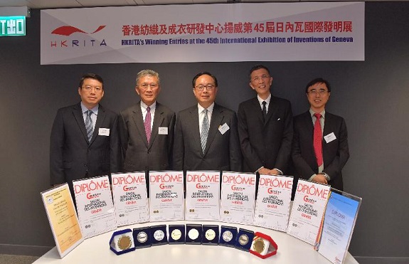 创新及科技局局长杨伟雄（中）今日（四月十二日）出席香港纺织及成衣研发中心举行的第四十五届日内瓦国际发明展得奖项目新闻简报会，祝贺研发中心再度扬威日内瓦国际发明展。同场还有香港纺织及成衣研发中心董事局主席李乃熺博士（左二）、香港纺织及成衣研发中心行政总裁葛仪文（右二）、香港理工大学协理副校长（科研支援）黄国贤教授（右一）和香港理工大学纺织及制衣学系讲座教授兼系主任忻浩忠教授（左一）。
